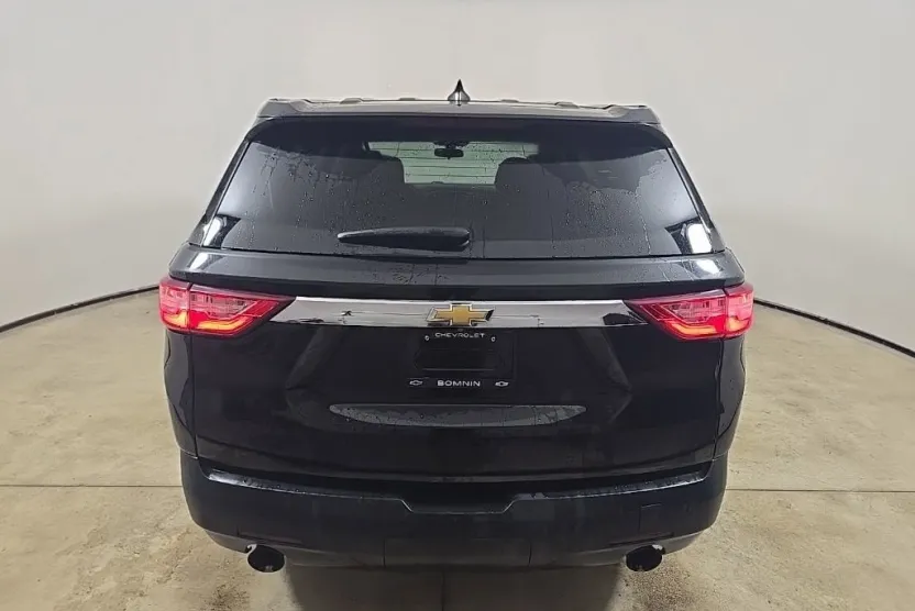 2021 Chevrolet Traverse LS photo 1