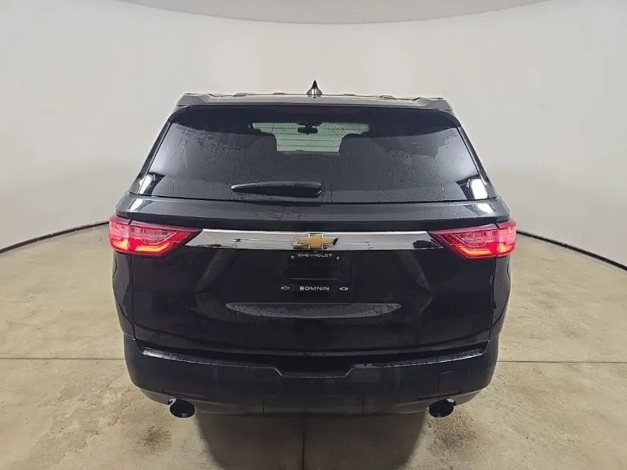 2021 Chevrolet Traverse LS photo 1