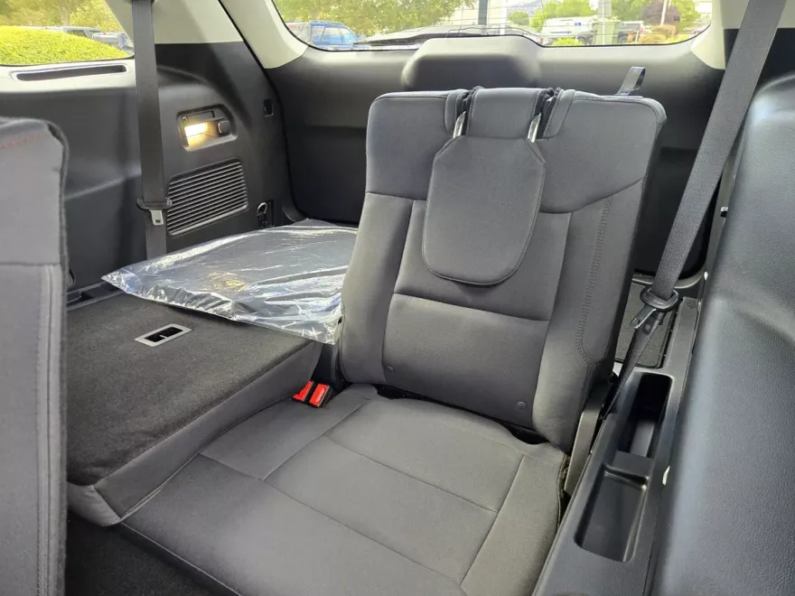 2025 Ford Explorer photo 1