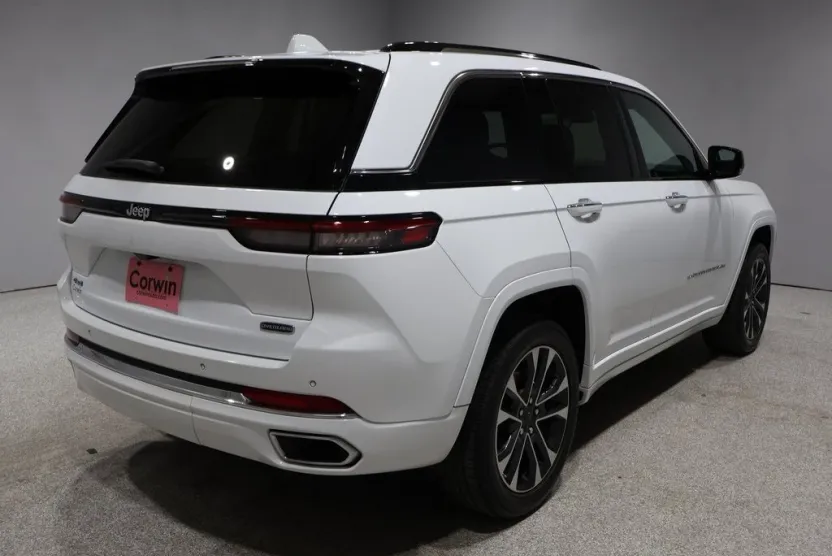 2023 Jeep Grand Cherokee Overland photo 1
