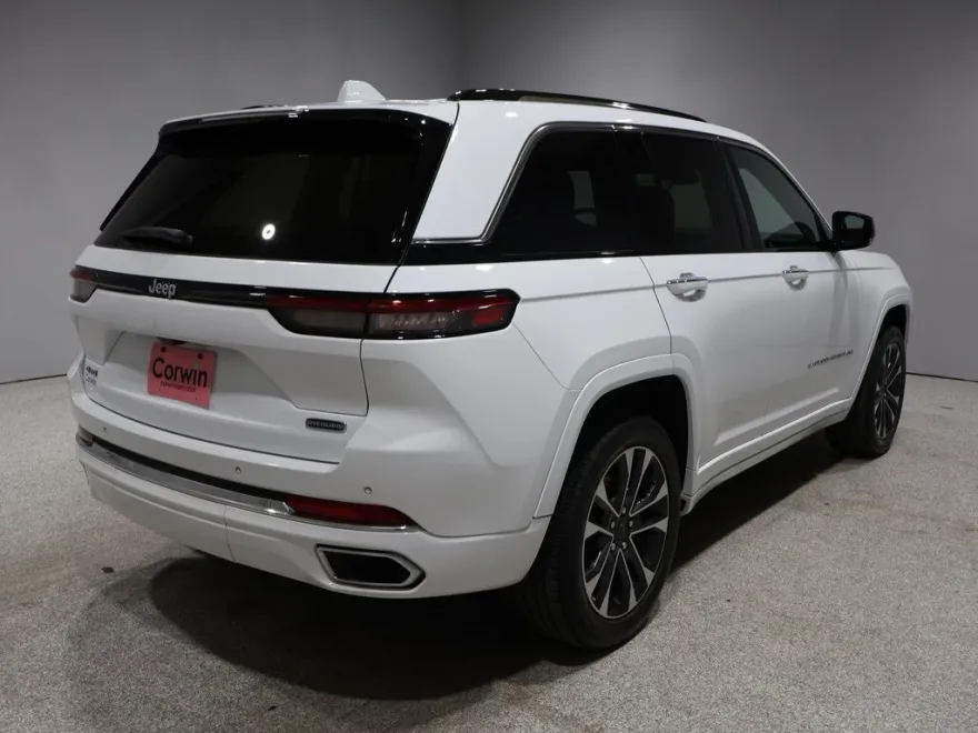 2023 Jeep Grand Cherokee Overland photo 1