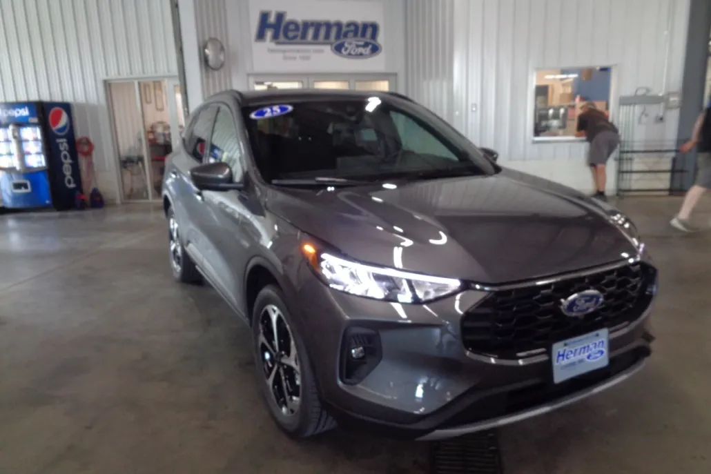2025 Ford Escape ST-Line Select photo 1