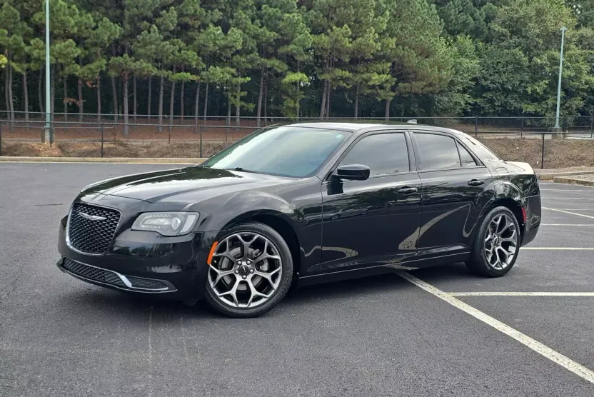 2018 Chrysler 300 Touring photo 1