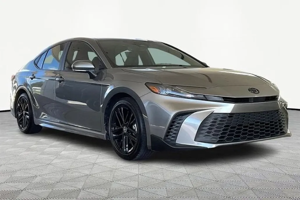 2025 Toyota Camry SE photo 1