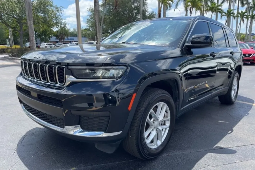 2022 Jeep Grand Cherokee Laredo photo 1