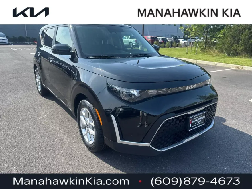 2023 Kia Soul LX photo 1