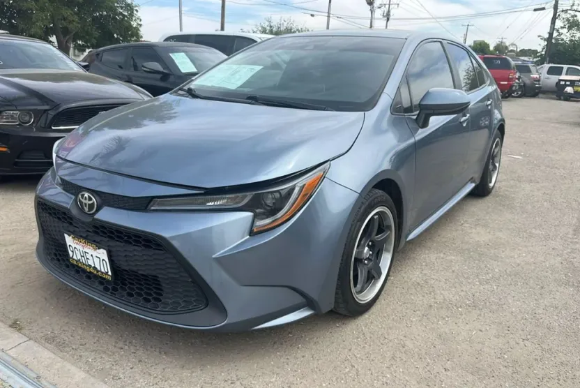 2020 Toyota Corolla LE photo 1