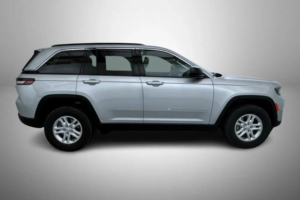 2025 Jeep Grand Cherokee Laredo Altitude photo 1