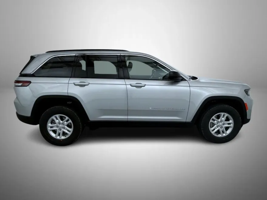 2025 Jeep Grand Cherokee Laredo Altitude photo 1