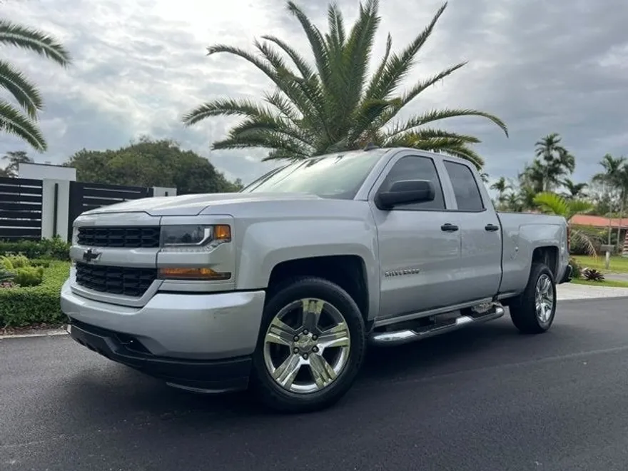 2017 Chevrolet Silverado 1500 Custom photo 1