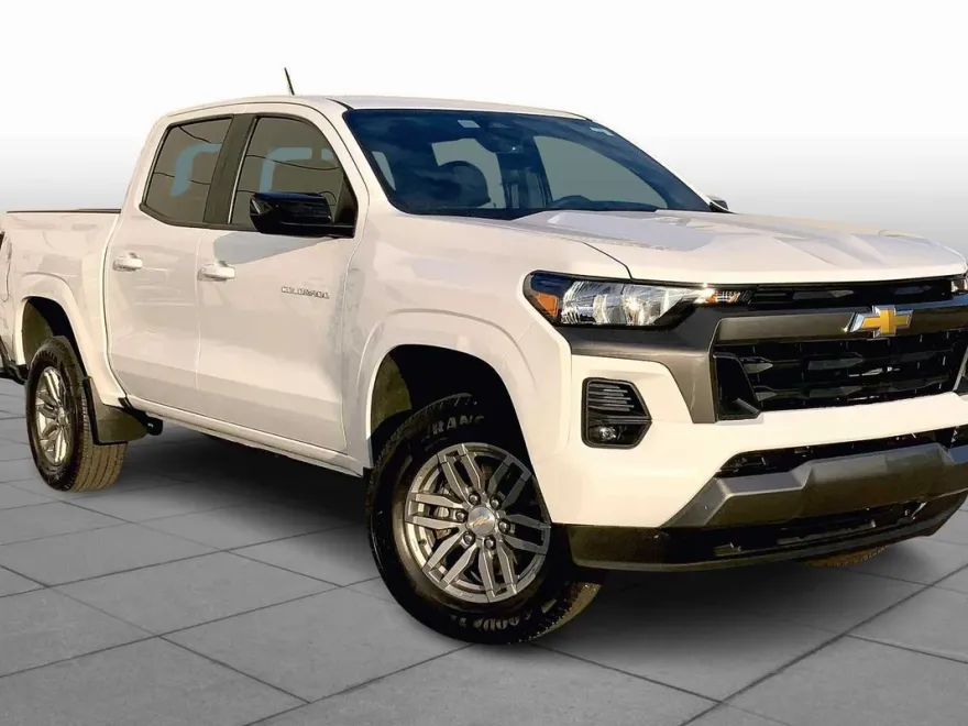 2023 Chevrolet Colorado LT photo 2