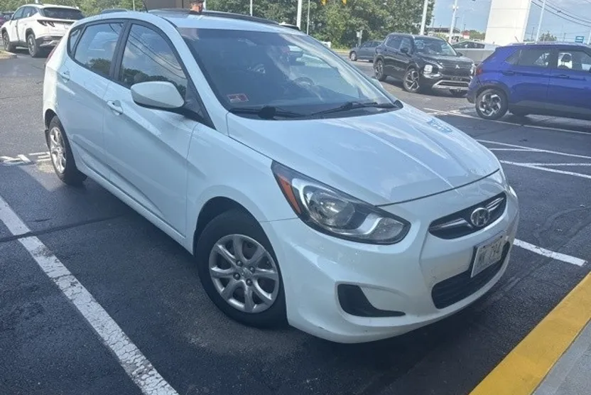 2012 Hyundai Accent GS photo 1
