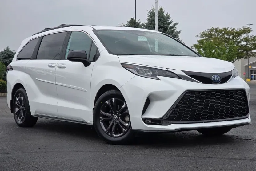 2024 Toyota Sienna XSE photo 1