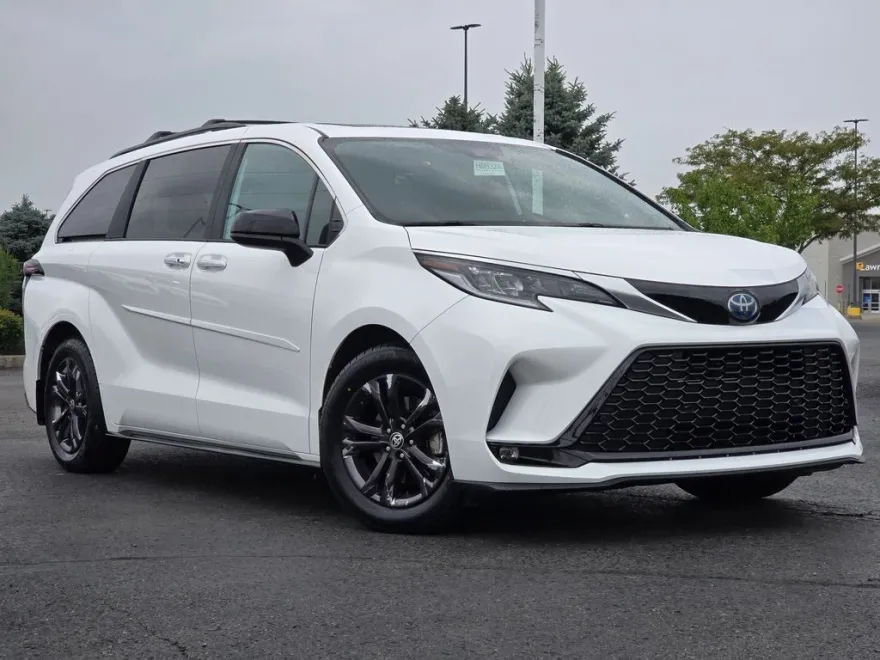 2024 Toyota Sienna XSE photo 1