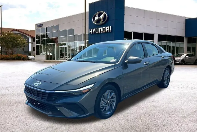 2024 Hyundai Elantra SEL photo 1