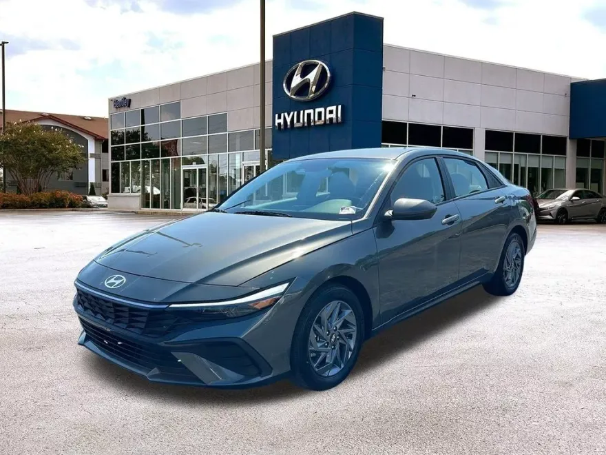 2024 Hyundai Elantra SEL photo 1