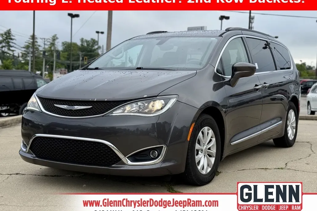 2017 Chrysler Pacifica Touring L photo 1