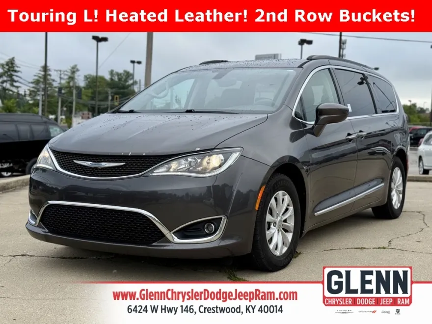 2017 Chrysler Pacifica Touring L photo 1