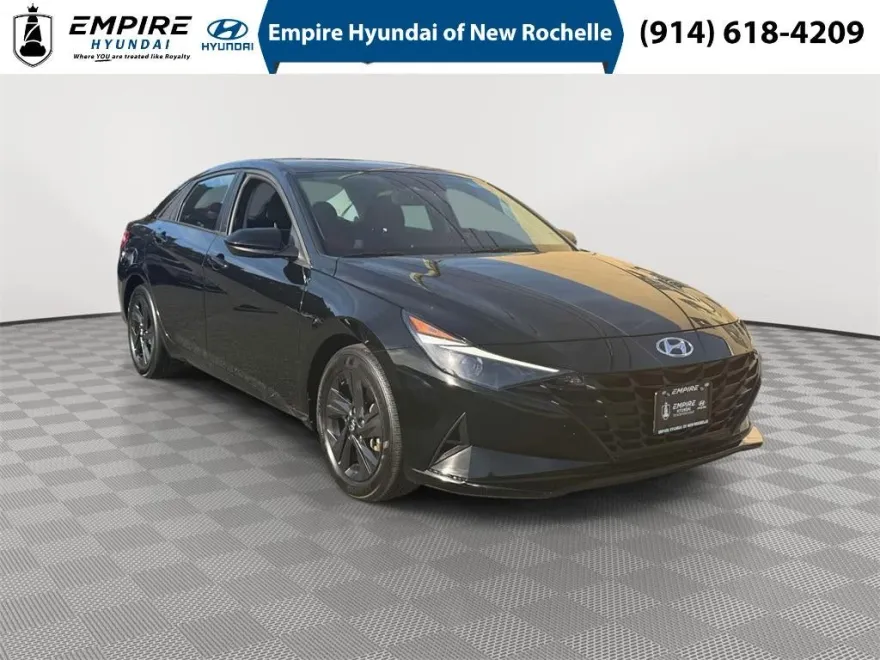 2023 Hyundai Elantra SEL photo 1