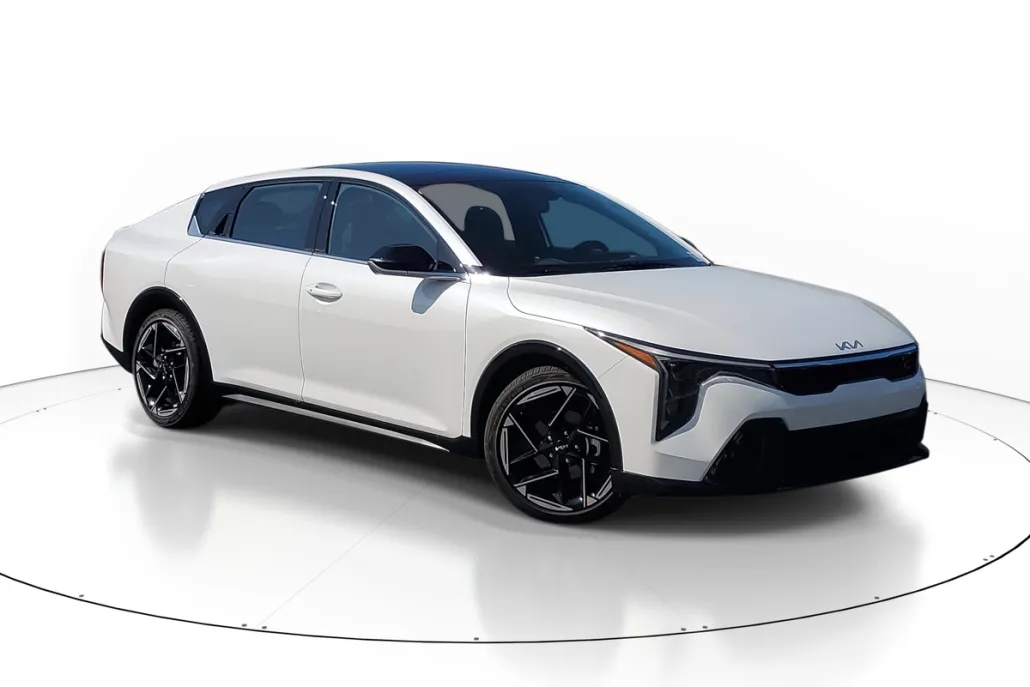 2025 Kia K4 GT-Line photo 1