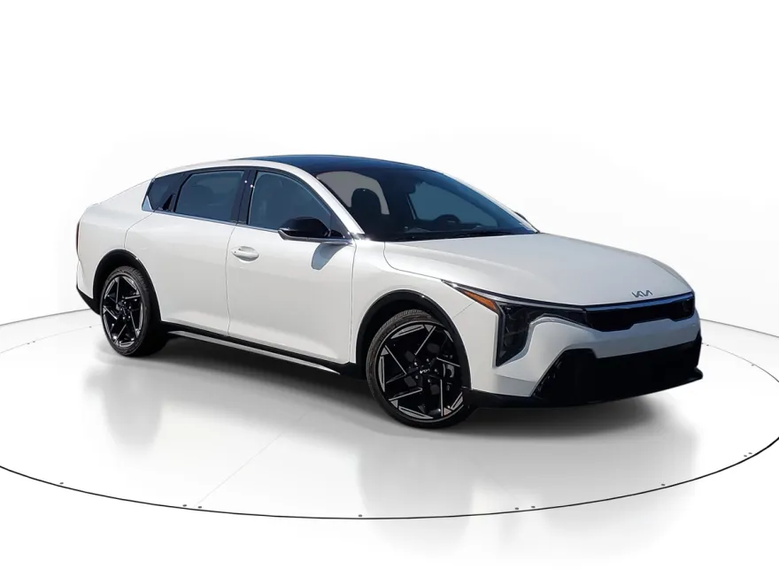 2025 Kia K4 GT-Line photo 1