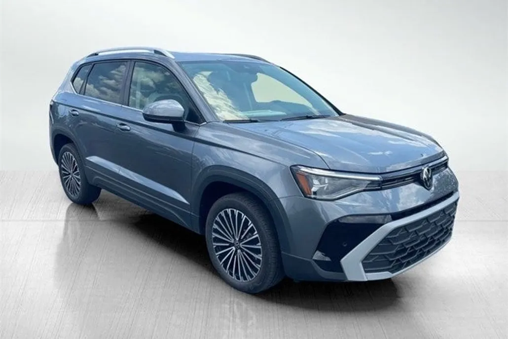 2025 Volkswagen Taos SE photo 1