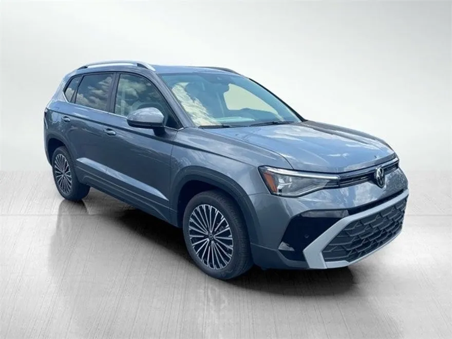 2025 Volkswagen Taos SE photo 1
