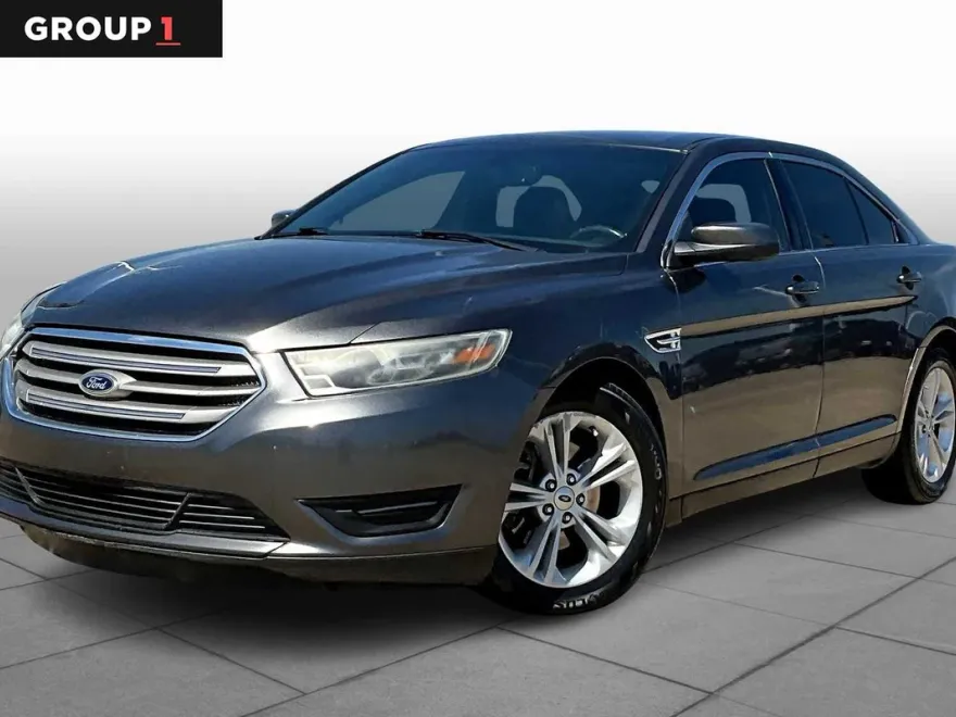 2015 Ford Taurus SEL photo 1
