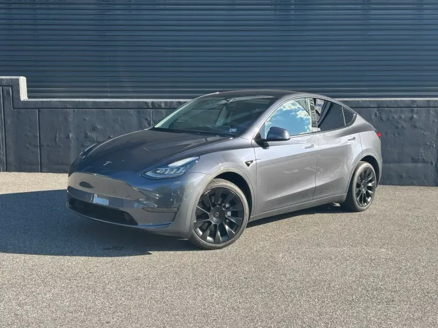 2023 Tesla Model Y Long Range photo 1
