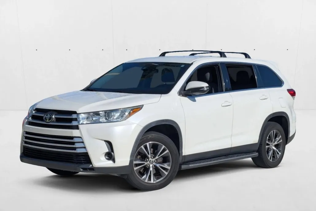 2019 Toyota Highlander LE photo 1