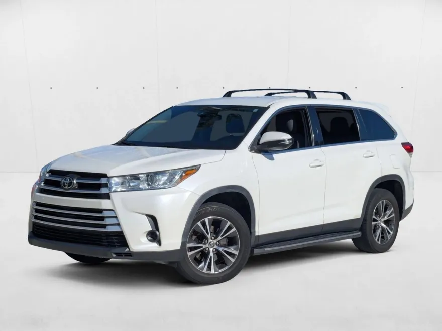 2019 Toyota Highlander LE photo 1