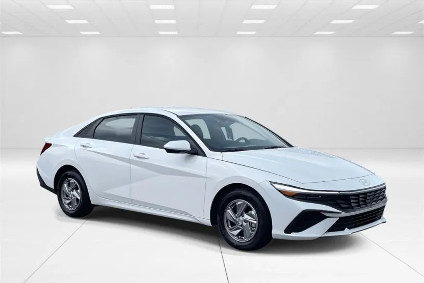 2025 Hyundai Elantra SE photo 1