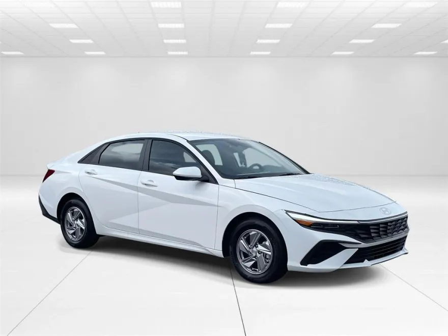 2025 Hyundai Elantra SE photo 1