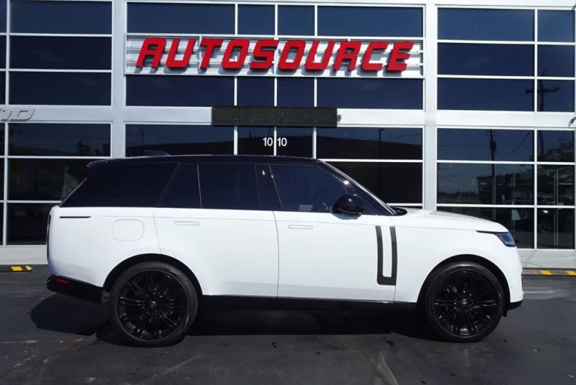 2024 Land Rover Range Rover SE photo 1
