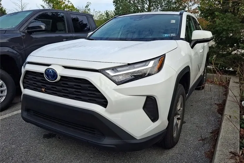 2024 Toyota RAV4 Hybrid XLE photo 1