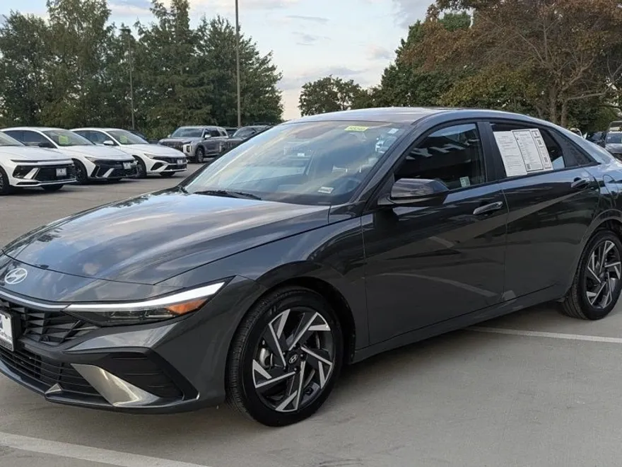 2025 Hyundai Elantra SEL Sport photo 1