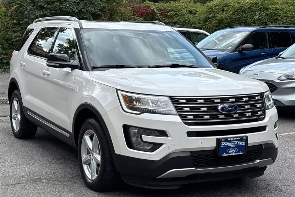 2017 Ford Explorer XLT photo 1