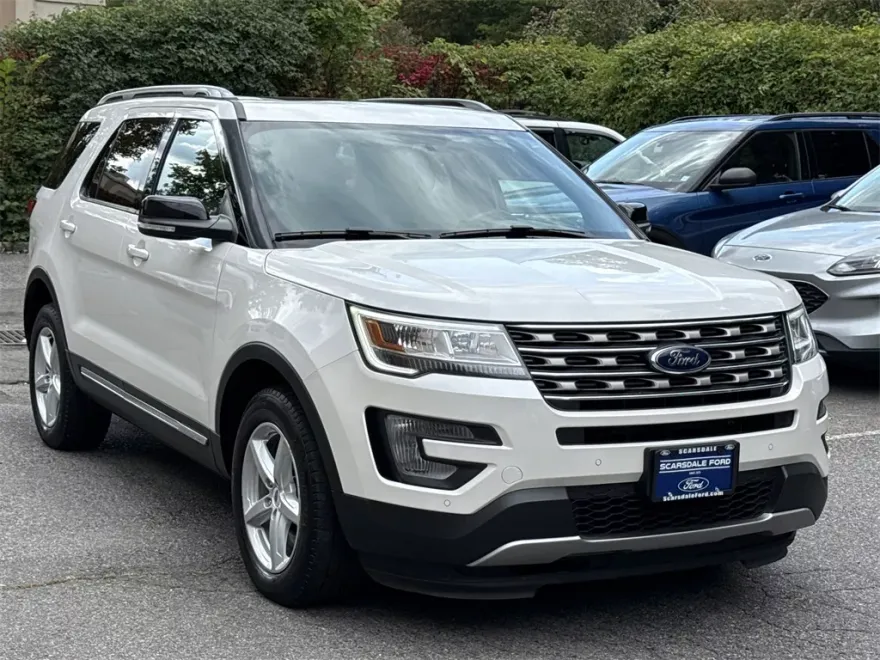 2017 Ford Explorer XLT photo 1
