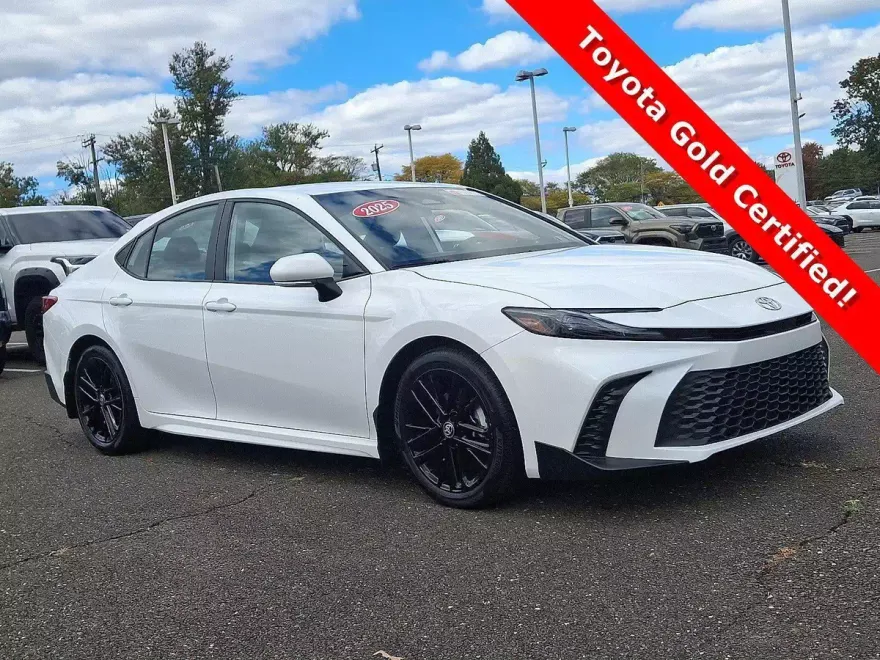2025 Toyota Camry LE SE photo 1