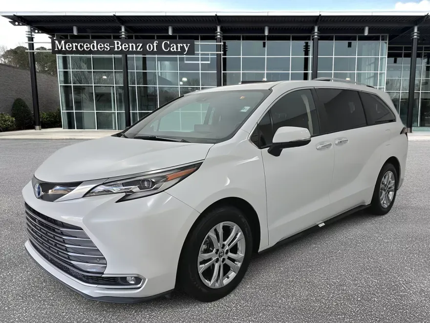 2022 Toyota Sienna Platinum photo 1