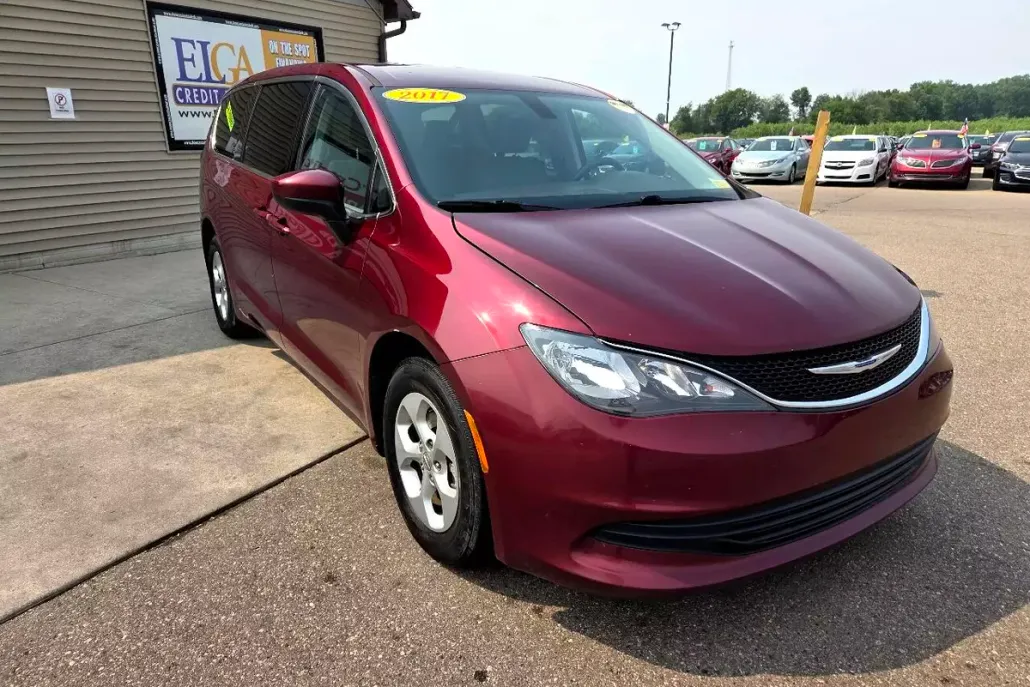 2017 Chrysler Pacifica LX photo 1