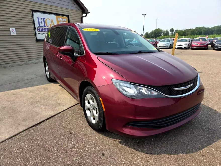 2017 Chrysler Pacifica LX photo 1