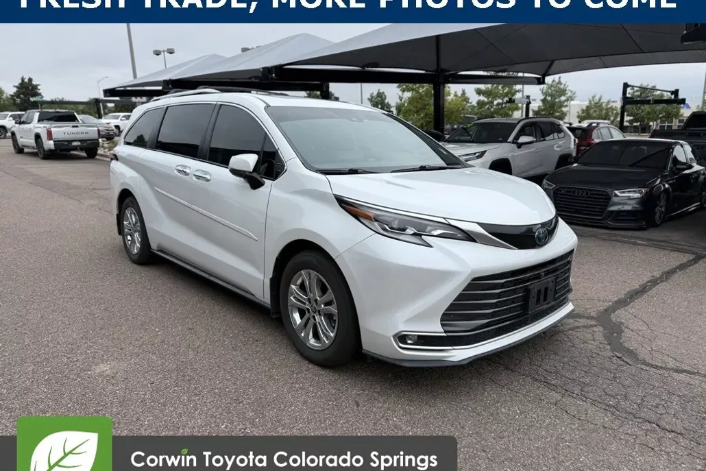 2022 Toyota Sienna Platinum photo 1