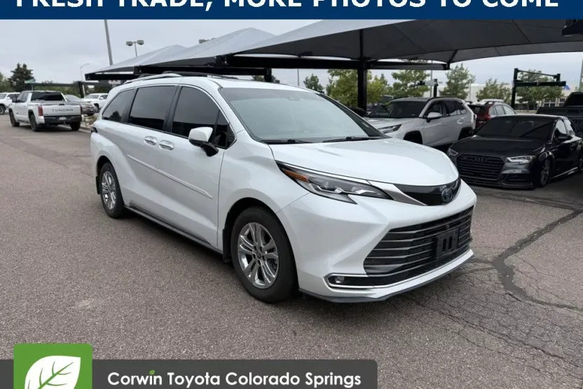 2022 Toyota Sienna Platinum photo 1