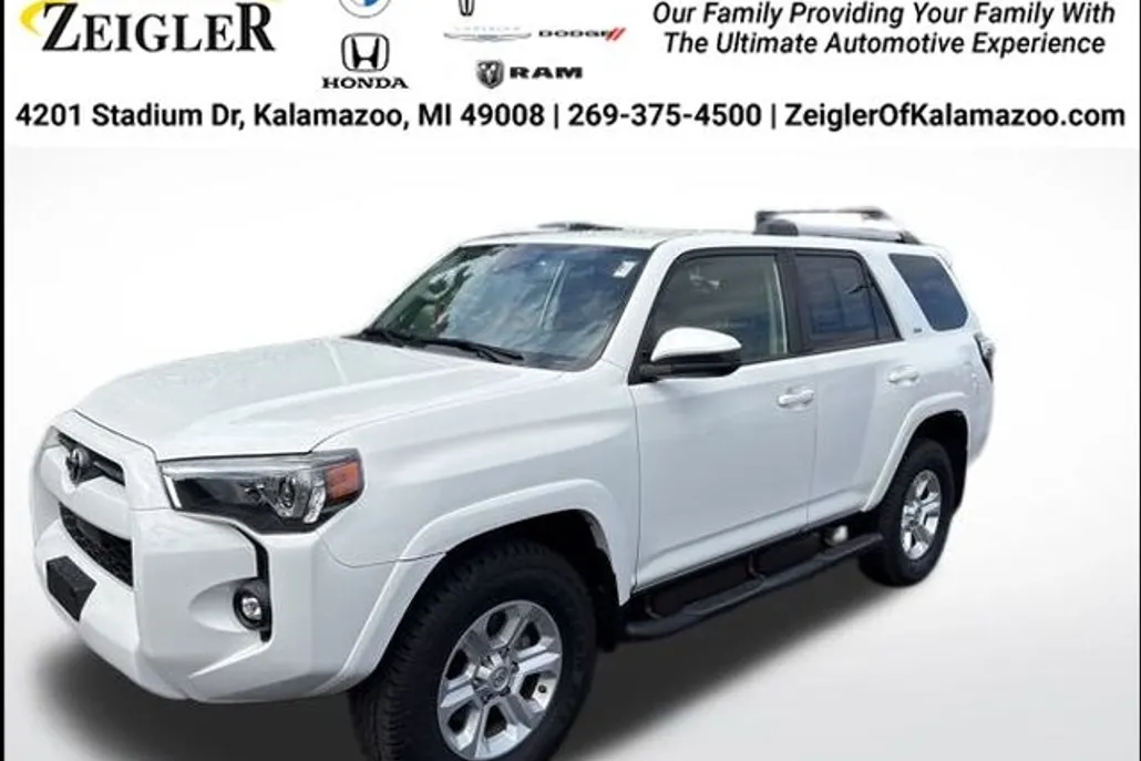 2021 Toyota 4Runner SR5 photo 1