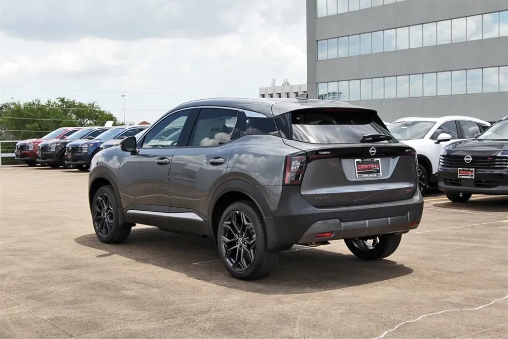 2025 Nissan Kicks SR photo 1