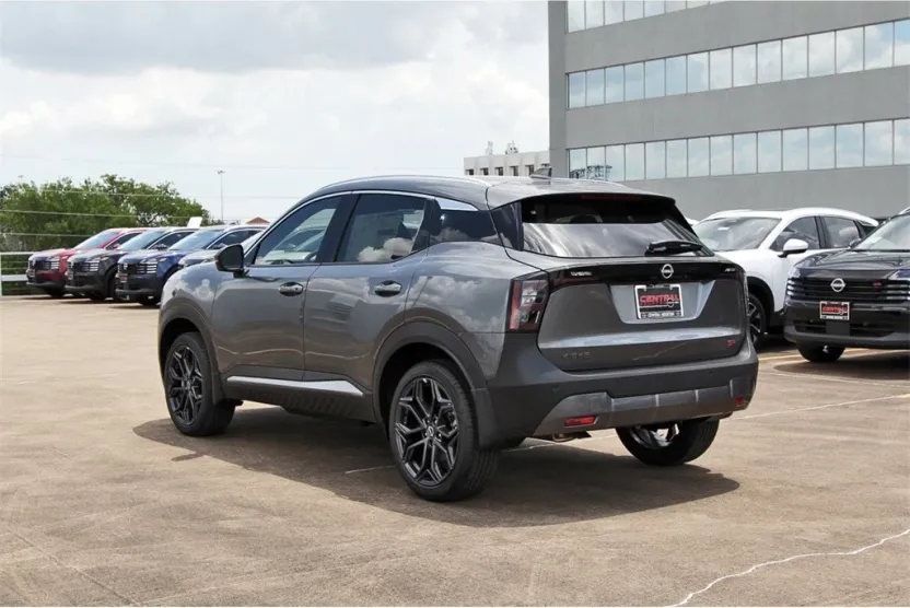 2025 Nissan Kicks SR photo 1