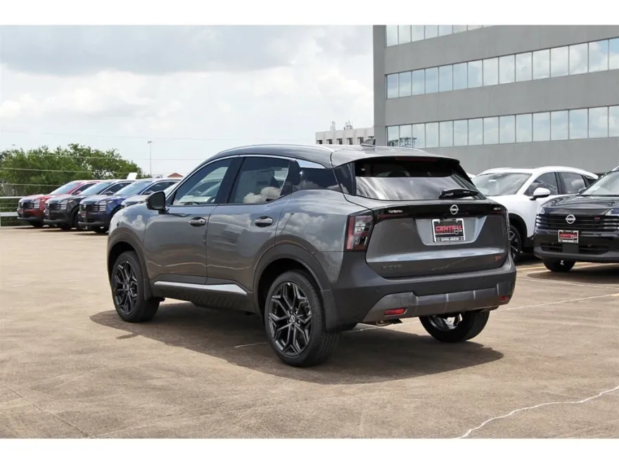 2025 Nissan Kicks SR photo 1