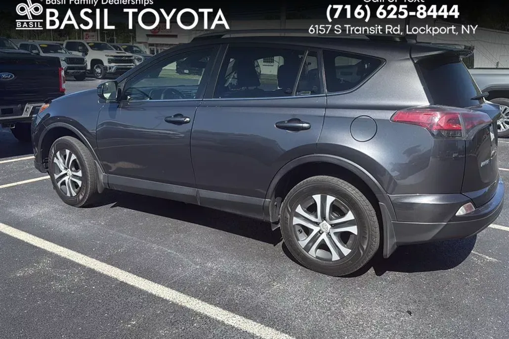 2018 Toyota RAV4 LE photo 1