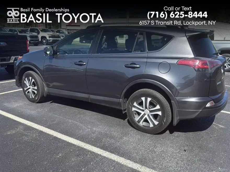 2018 Toyota RAV4 LE photo 1
